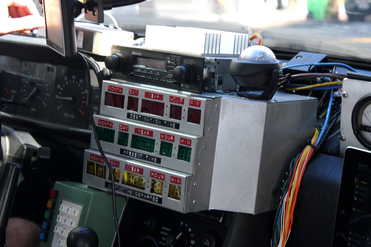 DeLorean Zaman Devreleri ve Akı Kapasitörü Göstergeleri