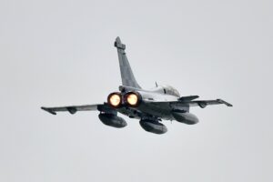 Delta kanat ve ön kanatçık (canard) aerodinamiğiyle yüksek manevra kabiliyeti sunan Dassault Rafale çok amaçlı savaş uçağı