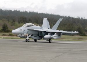 Kanat altı ve gövde istasyonlarında ALQ-99 taktik karıştırma podları taşıyan EA-18G Growler elektronik harp uçağı