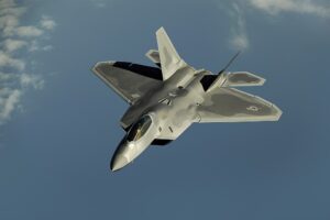 Düşük radar kesit alanı ve süper seyir (supercruise) yeteneğiyle BVR muharebesinin zirvesini temsil eden F-22 Raptor