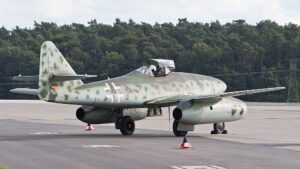 Ok açılı kanatları ve kanat altı motor gondollarıyla jet çağını başlatan tarihi Messerschmitt Me 262 gövdesi