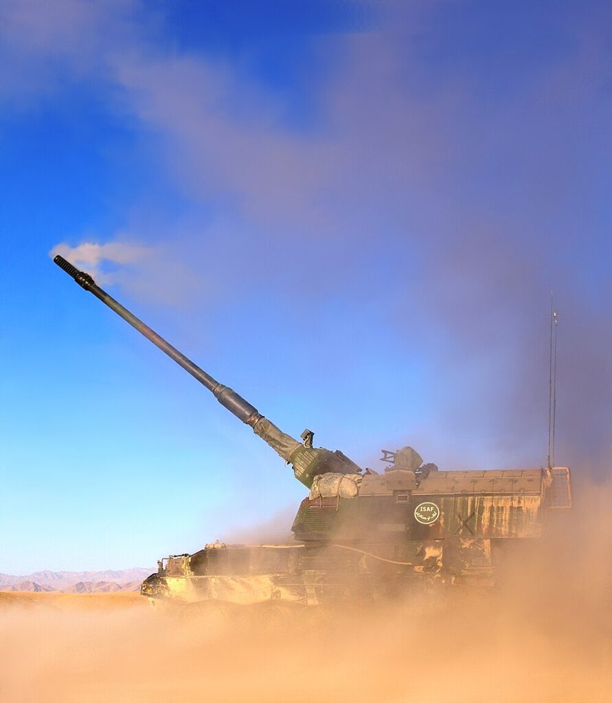 155 mm L/52 uzun namlusundan yüksek açılı balistik atış gerçekleştiren PzH 2000 kundağı motorlu obüs sistemi