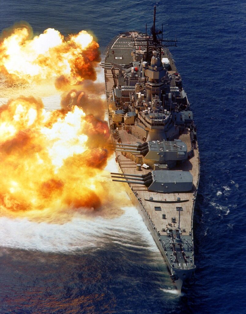 16 inçlik devasa Mark 7 ana bataryalarıyla sancak bordasından tam ateşleme yapan USS Iowa (BB-61) zırhlısı