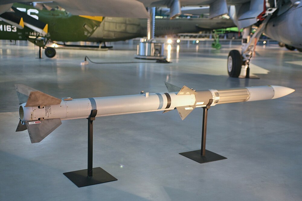 Aktif radar arayıcı başlığı ve katı yakıtlı roket motoruyla görüş ötesi hedefleri vuran AIM-120 AMRAAM füzesi
