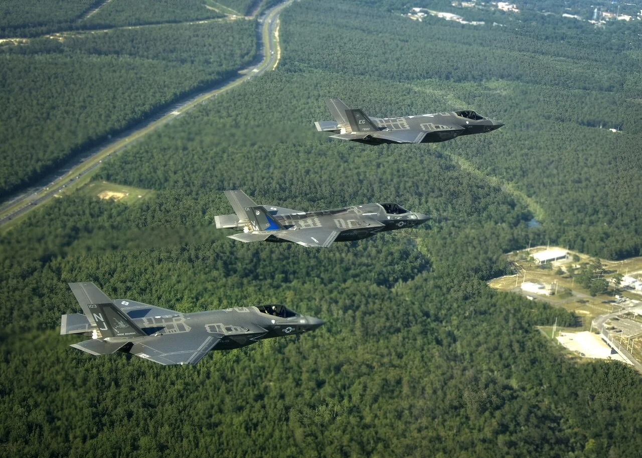 F-35 Lightning II Entegre Gövde Mimarisi ve AESA Radar Kesit Alanı (RCS) Analizi - F-35 Lightning II variants in flight near Eglin AFB in 2014