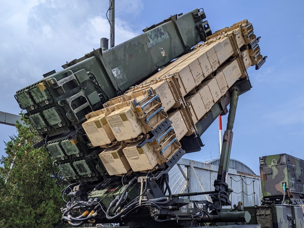 Çift darbeli roket motoru ve manevra iticileriyle menzili ve irtifası artırılmış PAC-3 MSE önleme füzesi gövdesi