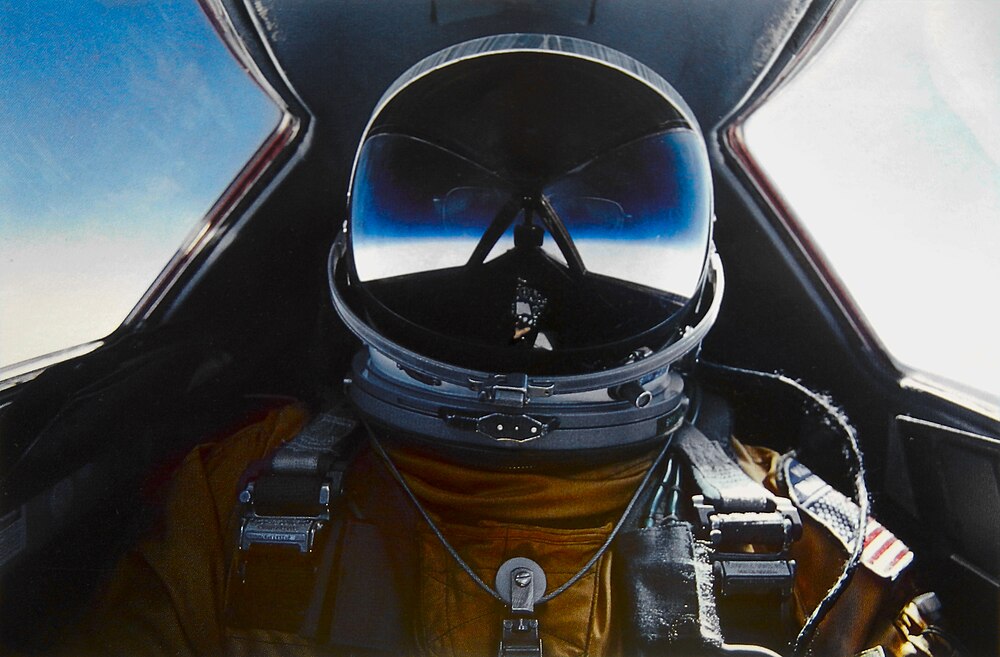 85.000 fit irtifada astronot tipi tam basınçlı kask ve kıyafetle uçuş icra eden SR-71 Blackbird pilotu