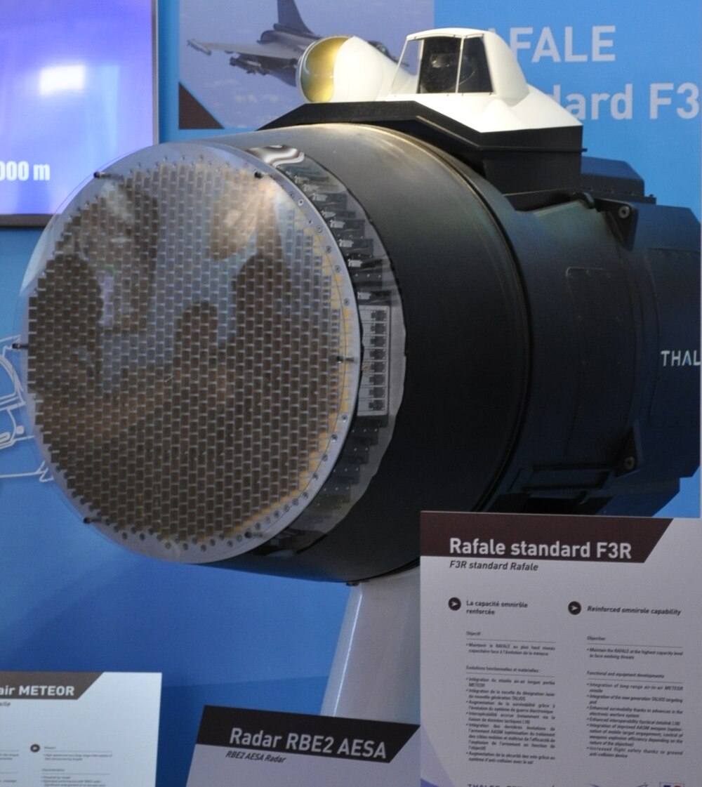 Mekanik anten hareketine ihtiyaç duymadan mikrosaniyeler içinde gökyüzünü tarayan Thales RBE2 AESA radar anteni