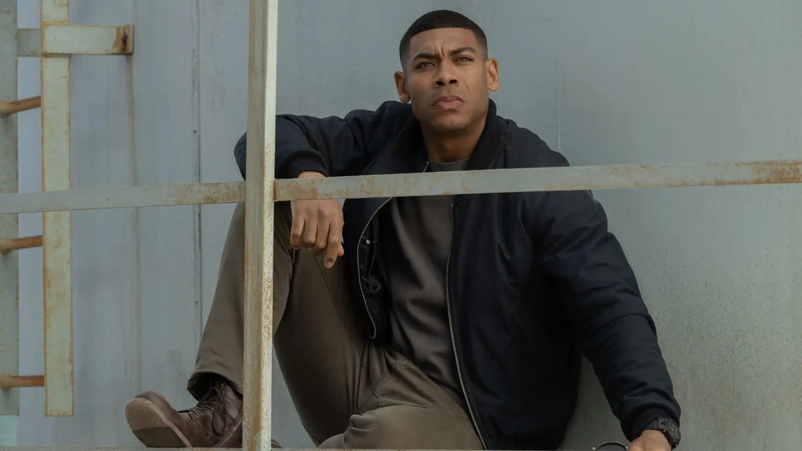 John Stewart (Aaron Pierre) sits in a tower in Lanterns