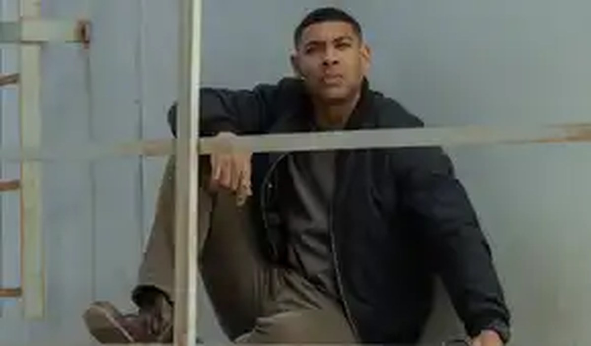 John Stewart (Aaron Pierre) sits in a tower in Lanterns