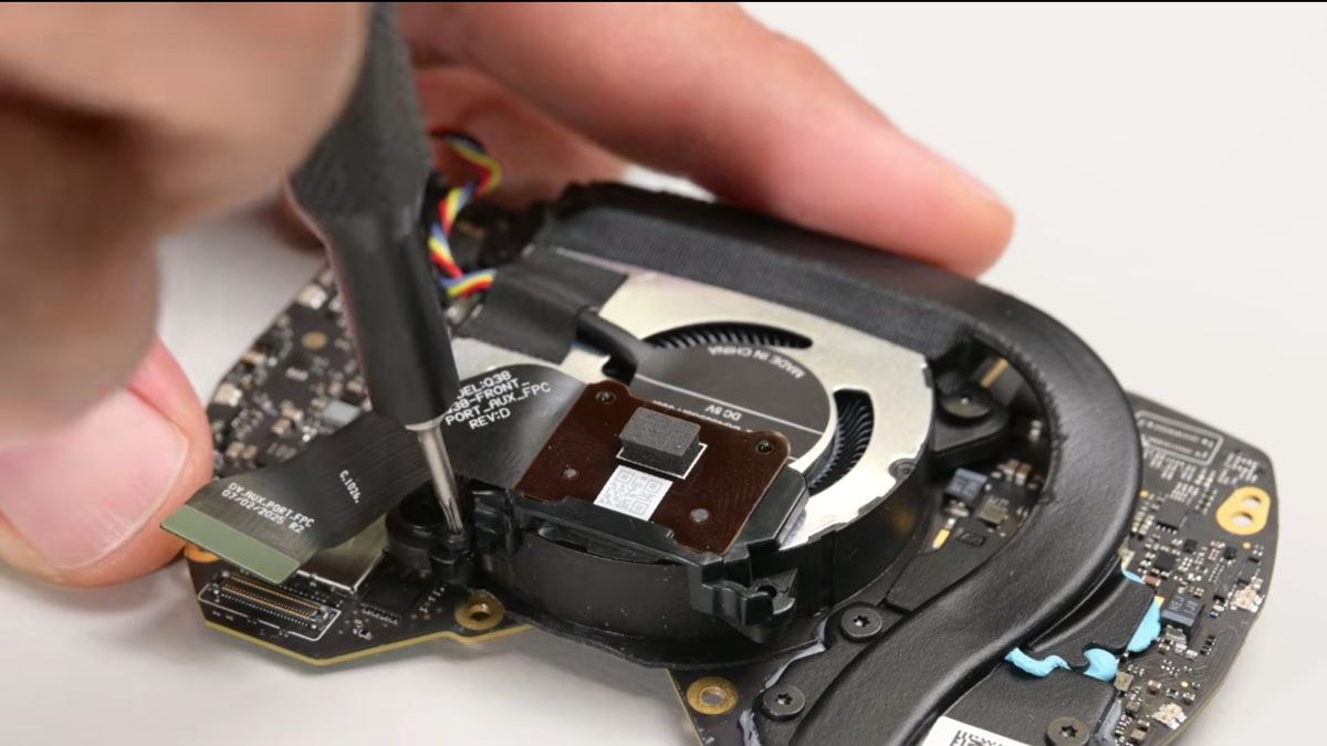 A screenshot from iFixit's teardown video of the Steam Frame.