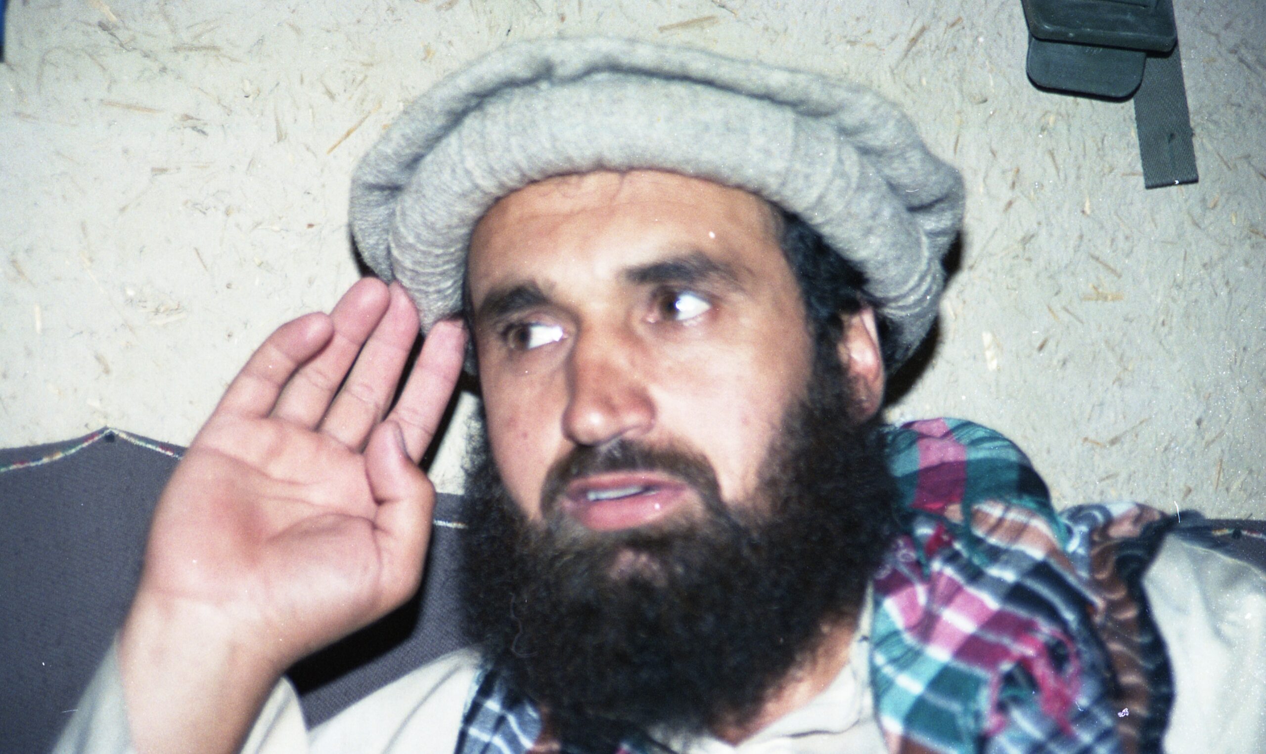 Aynanın Ötesinde İslam Komutanı: Ahmad Shah'ın 1990'daki Merdiven Portresi