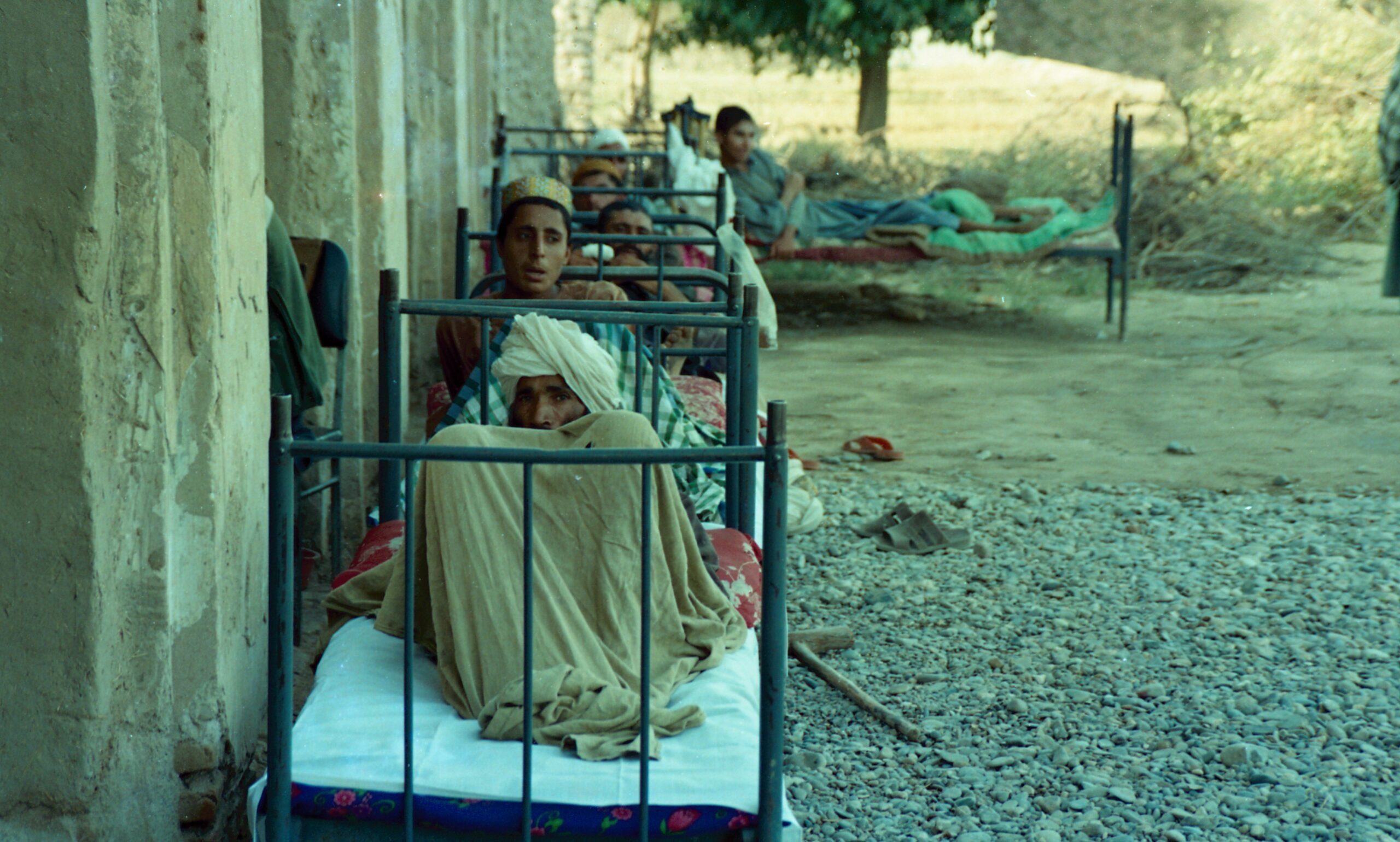 Wounded Muj laying on beds: Savaşın İzinde Yatan Bir Kahraman