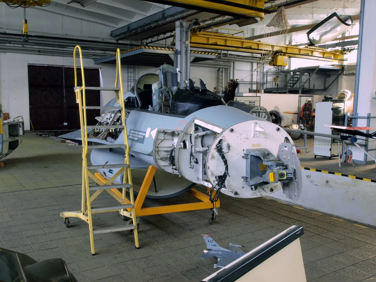 F-16 savaş uçağı aviyonik kokpit göstergeleri ve uçuş kontrol paneli