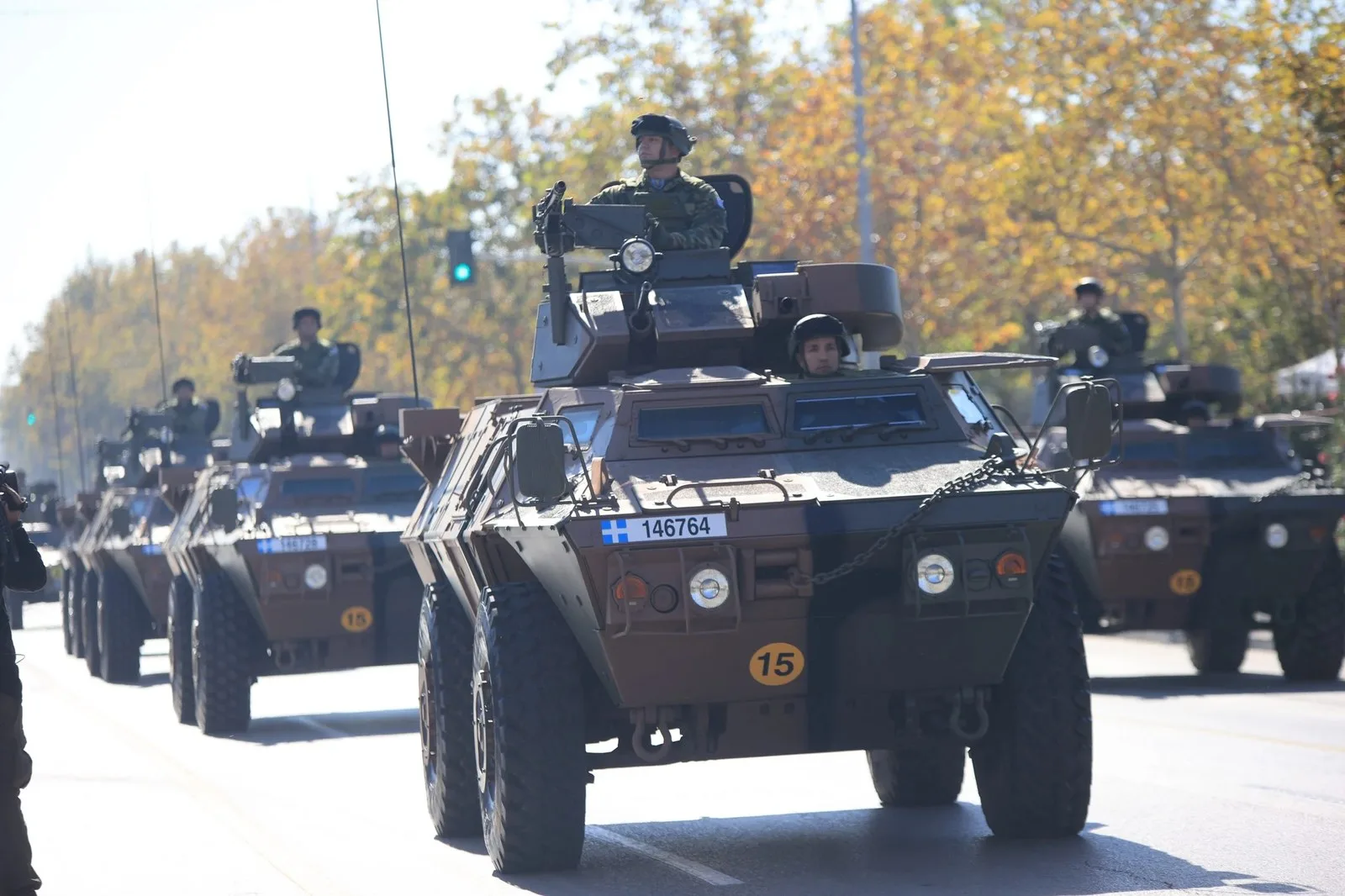 Yunanistan Kışlaları Kapatıp Asker Maaşlarına Zam Yapmayı Planlıyor