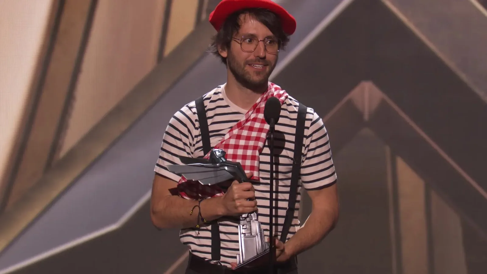 Guillaume Broche, The Game Awards 2025'de Yılın Oyunu ödülünü alıyor.