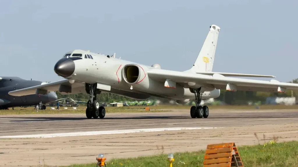 Çin’in 8.000 Kilometrelik Menzilli H-6K Bombalamalı Uçağı Düşman Radar Sistemlerini Etkisiz Hale Getiren Podları Gösterdi